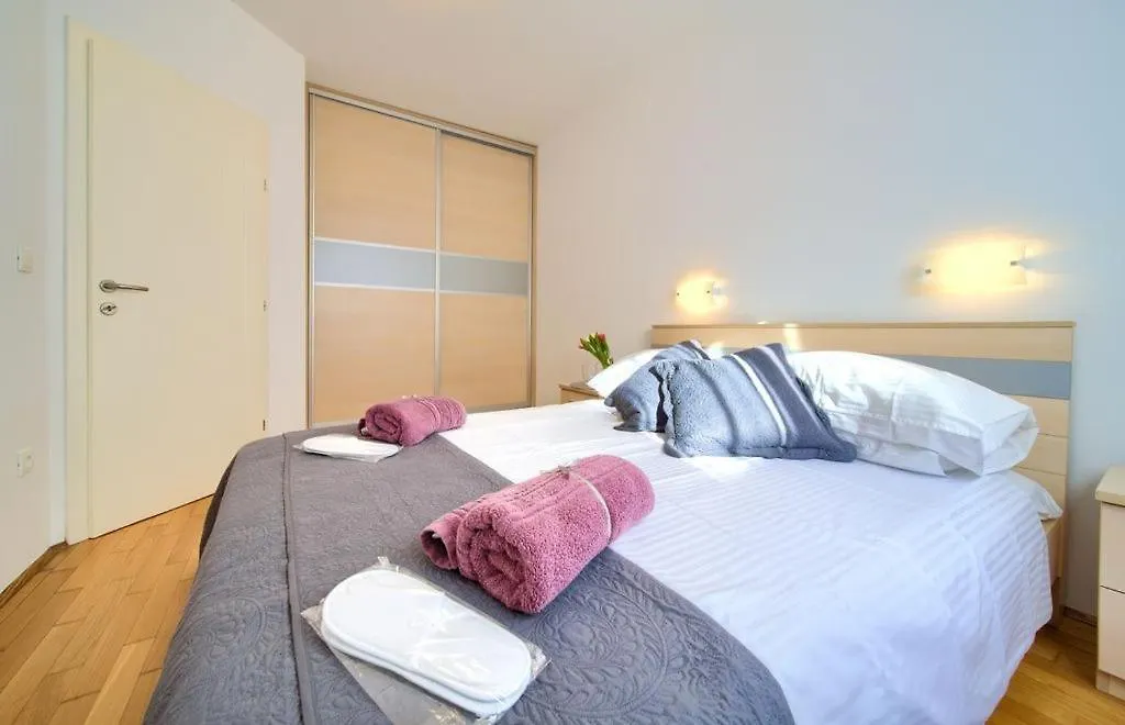 Apartments Skarpa 말린스카 0*,