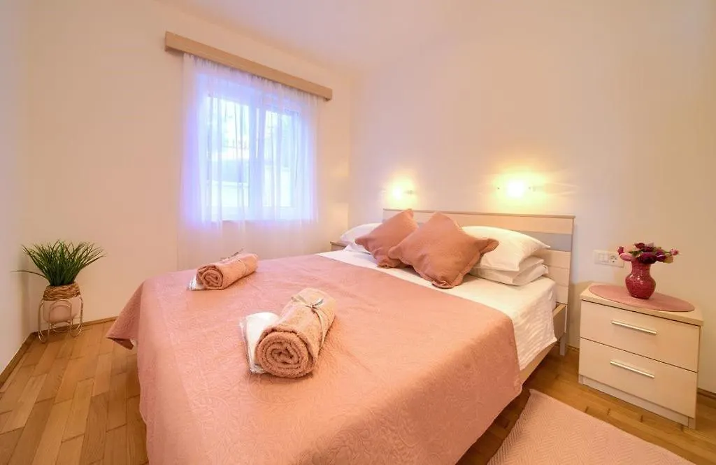 Apartments Skarpa 말린스카