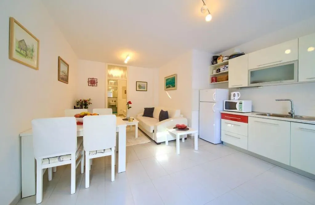 Guest house Apartments Skarpa Malinska